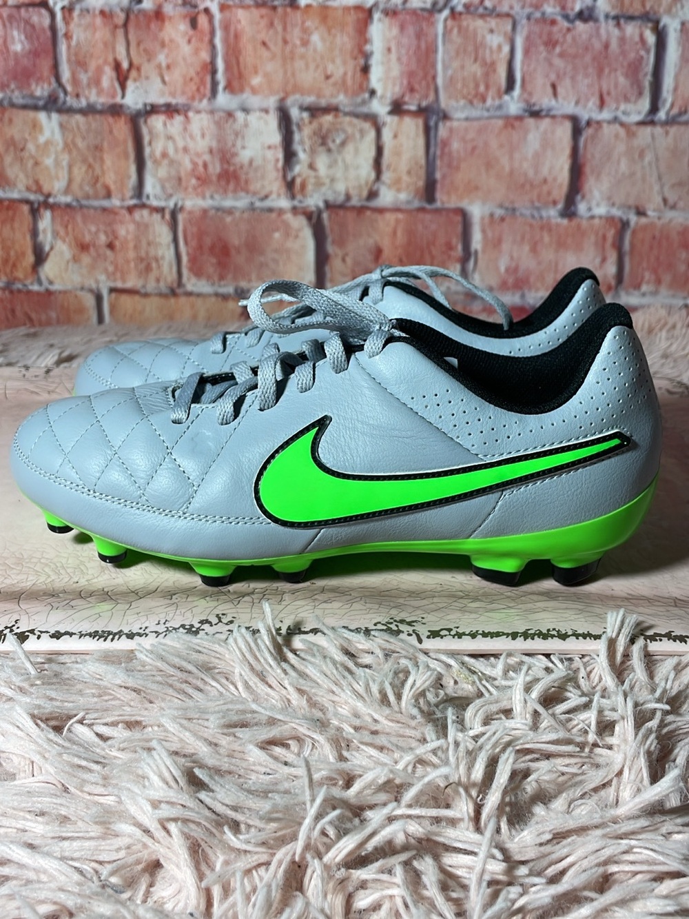 Nike Kids' Light Gray & Neon Green Soccer Cleats
